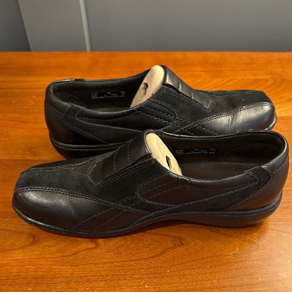 Clarks Black Leather and Suede Walking Shoes for Women Size 6